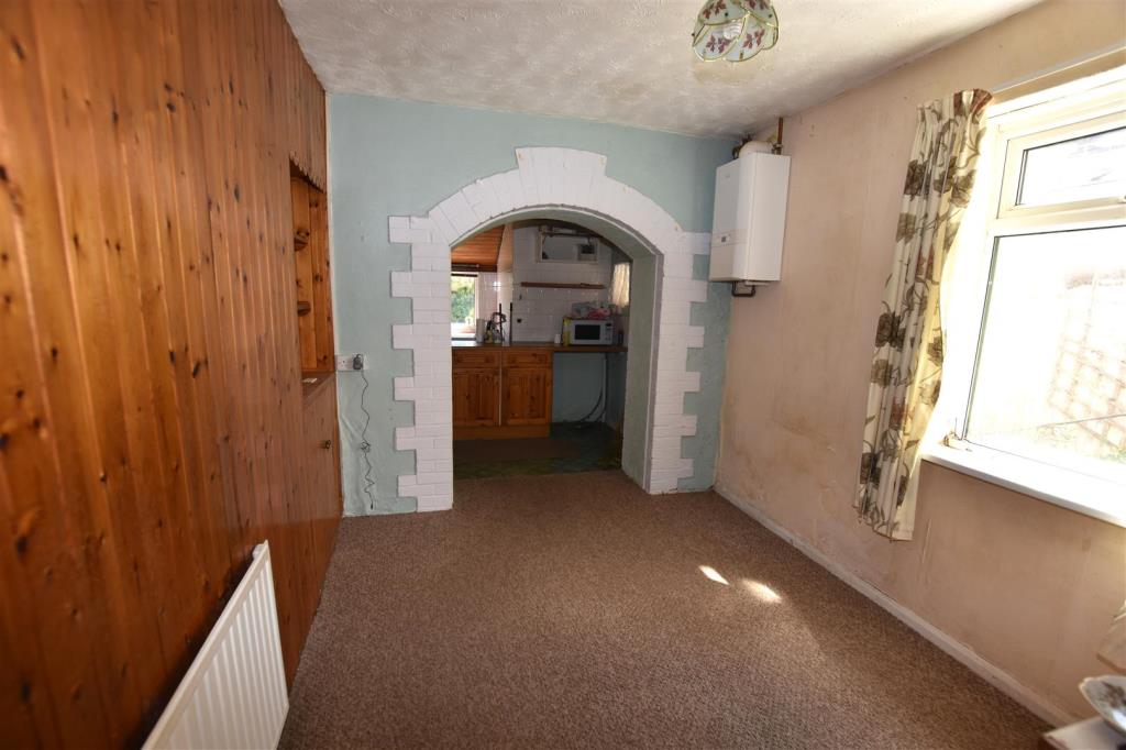 Lot: 34 - HOUSE FOR UPDATING WITH PARKING, GARDENS AND DETACHED GARAGE WITH POTENTIAL - Breakfast room leading to kitchen and rear porch